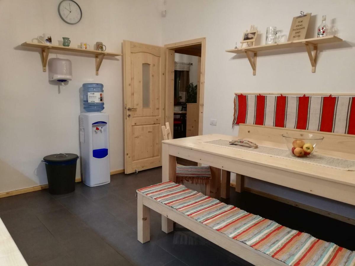 Zozo Hostel Брашов Экстерьер фото