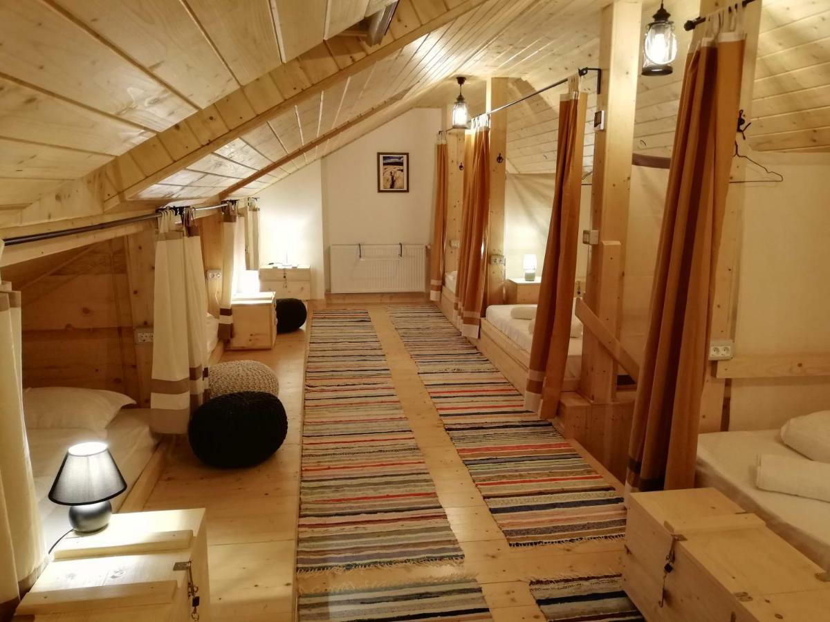 Zozo Hostel Брашов Экстерьер фото