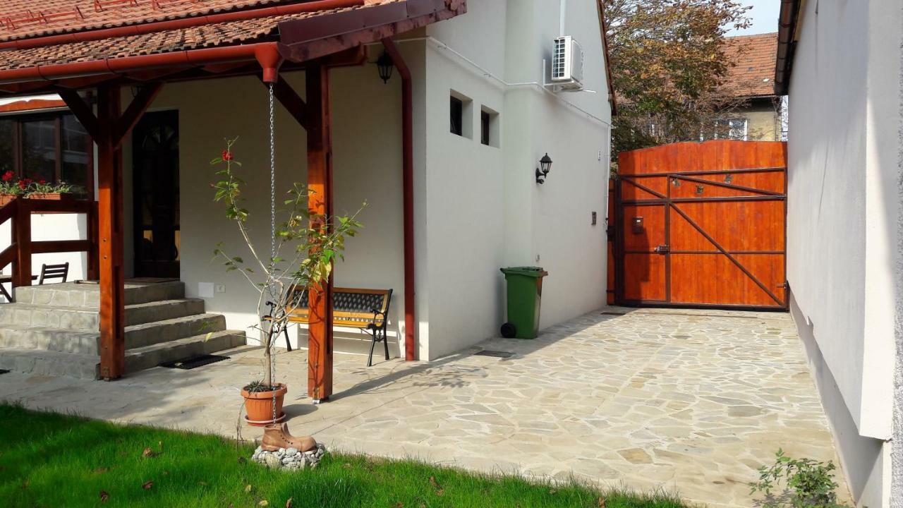 Zozo Hostel Брашов Экстерьер фото