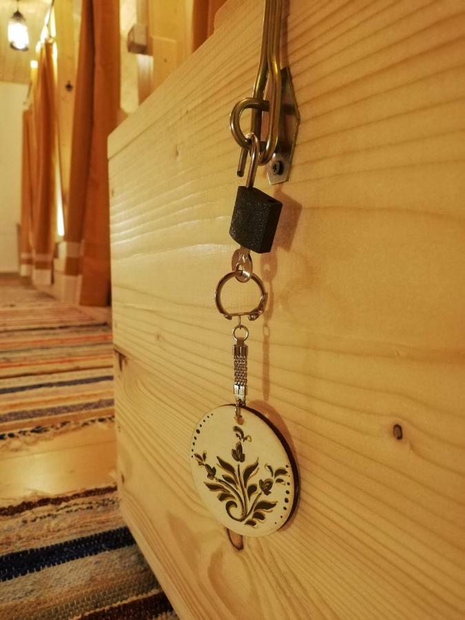 Zozo Hostel Брашов Экстерьер фото
