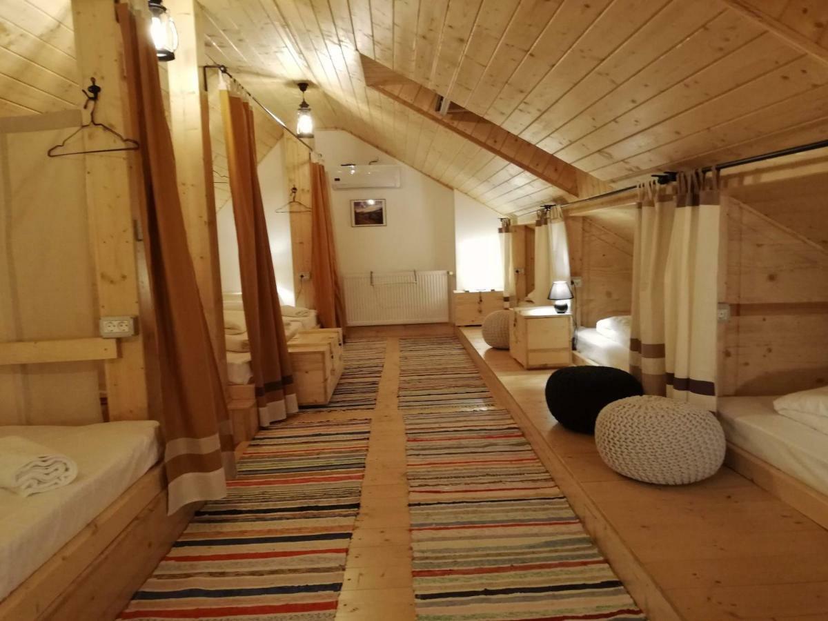 Zozo Hostel Брашов Экстерьер фото