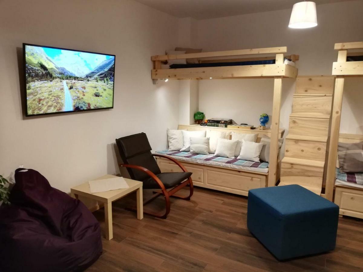 Zozo Hostel Брашов Экстерьер фото