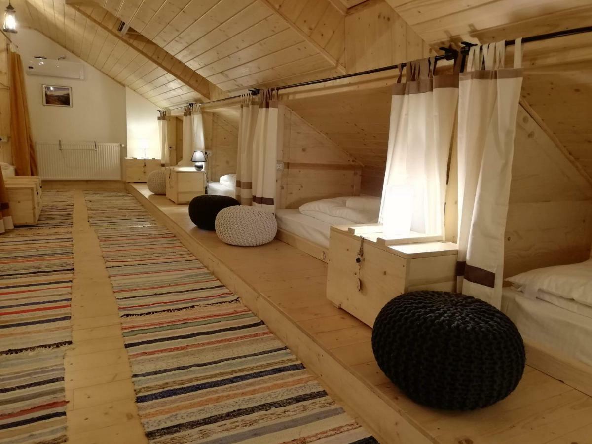 Zozo Hostel Брашов Экстерьер фото