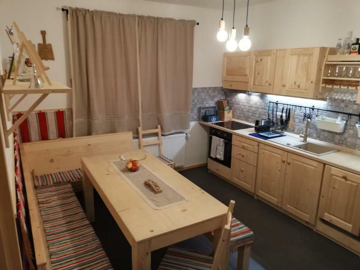 Zozo Hostel Брашов Экстерьер фото