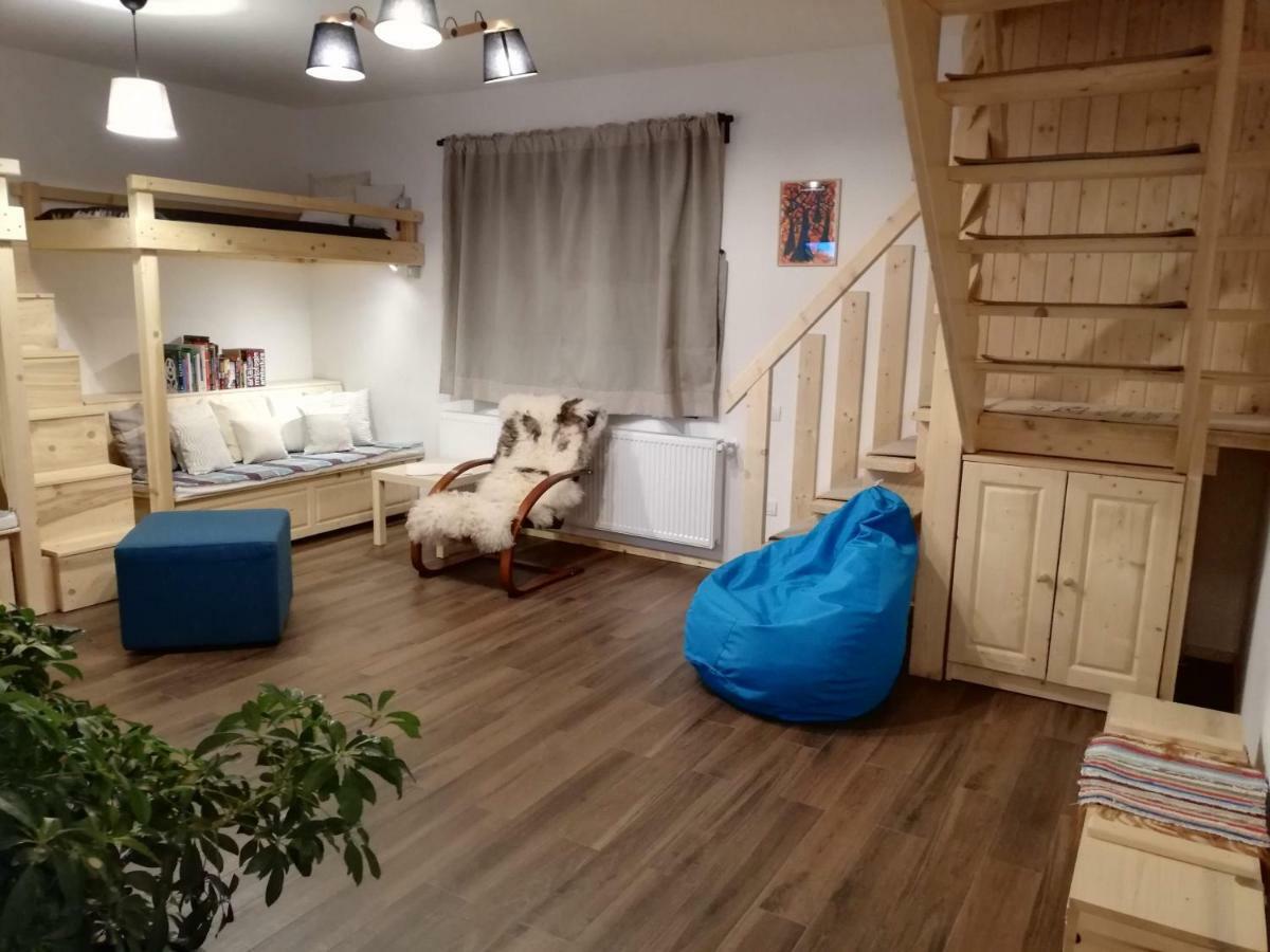 Zozo Hostel Брашов Экстерьер фото