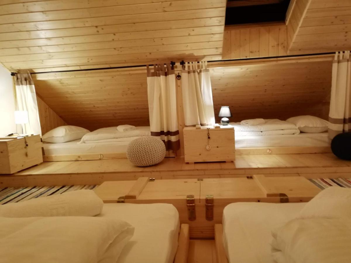 Zozo Hostel Брашов Экстерьер фото